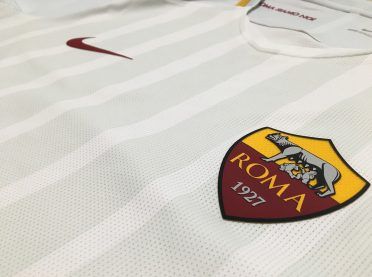 Lo stemma applicato sulla maglia away della Roma