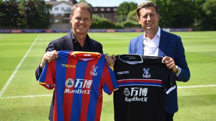De Boer con le nuove maglie del Crystal Palace