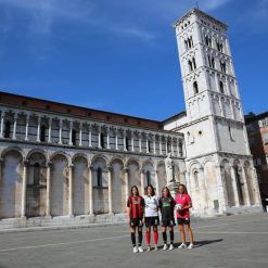 Le maglie della Lucchese sotto il Duomo di Lucca