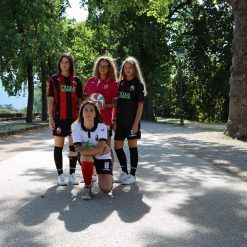 La Nottorini Volley Capannori con le maglie della Lucchese