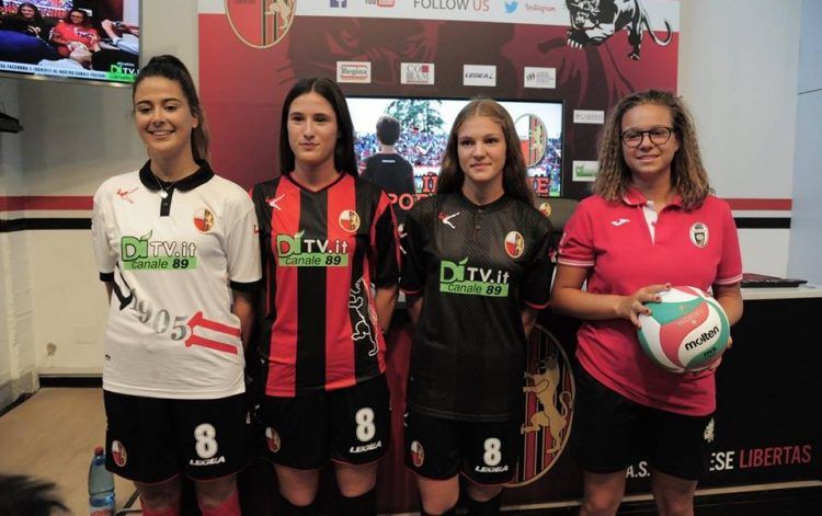 Le divise della Lucchese presentate dalle ragazze del volley