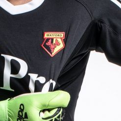 Dettaglio stemma, maglia nera portiere Watford