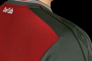 La banda con i loghi di Umbro sulla maglia del Norimberga