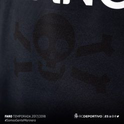 Il teschio tono su tono sulla maglia del Deportivo La Coruna