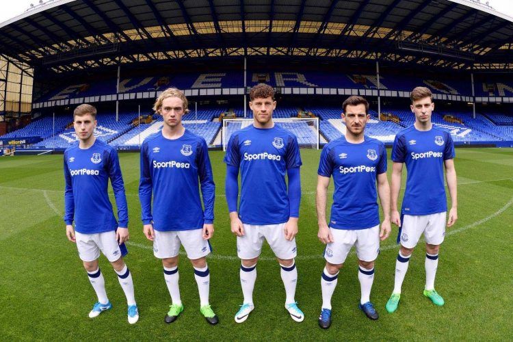 La nuova divisa dell'Everton 2017-2018 Umbro