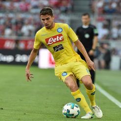 Jorginho con la divisa away del Napoli 2017-2018
