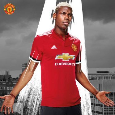 Pogba indossa la nuova maglia del Manchester United 2017-2018