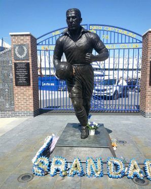 La statua di Dixie Dean davanti lo stadio dell'Everton