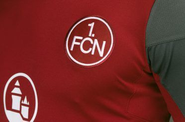 Lo stemma 1.FCN ricamato, maglia Norimberga