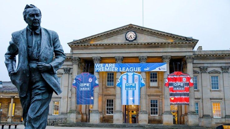 Presentazione maglie Huddersfield stazione