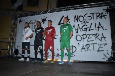 I calciatori dello Spezia con le maglie Acerbis 2017-2018