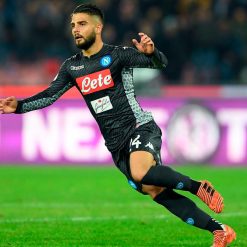 Insigne con la divisa Karbon del Napoli