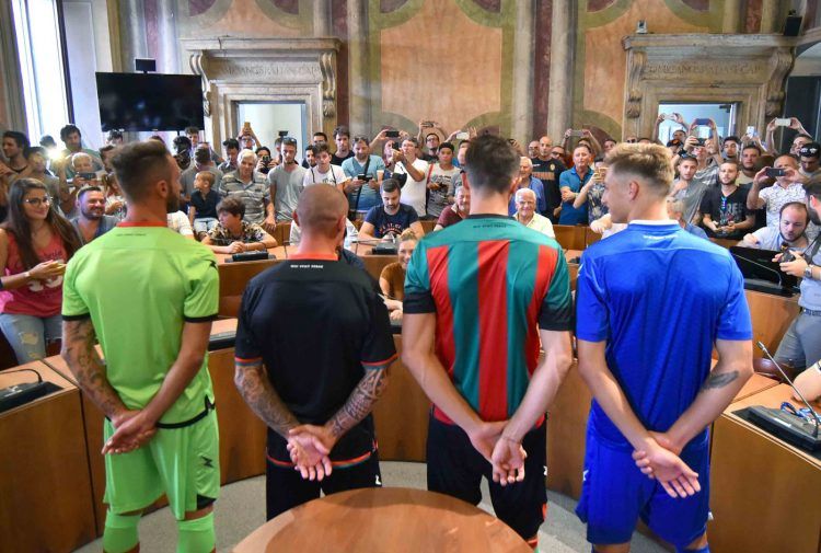 Le divise della Ternana viste da dietro