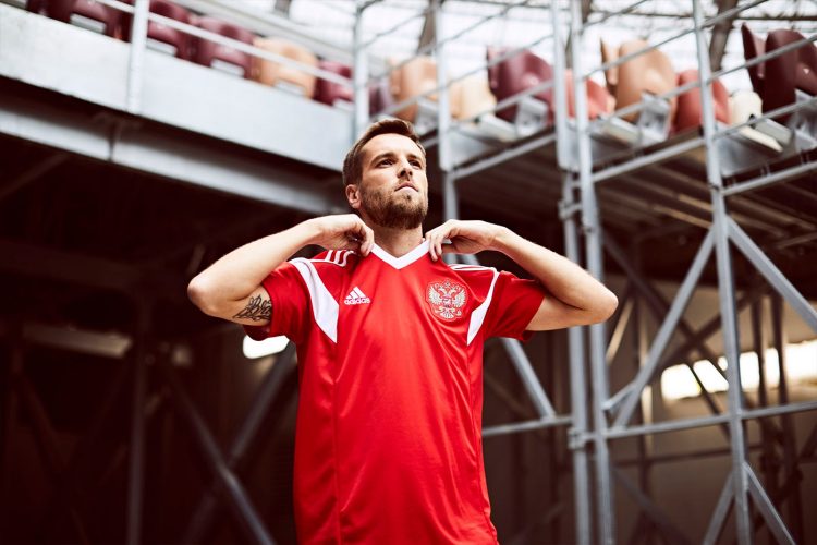 La nuova maglia della Russia 2018 indossata