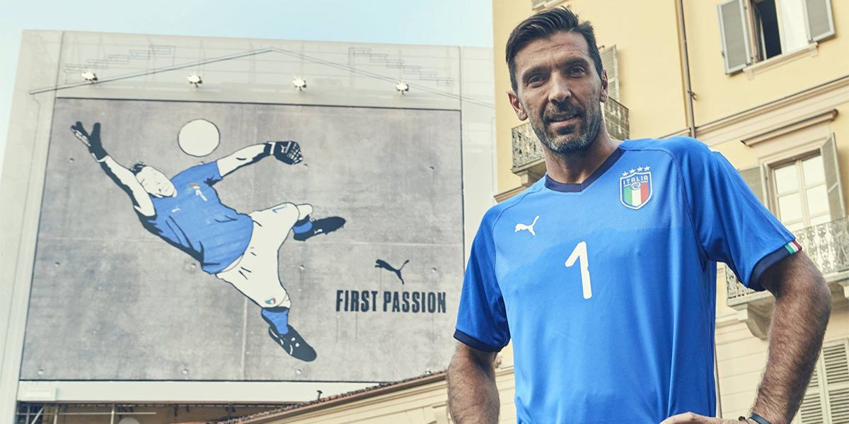 Buffon con la maglia dell'Italia 2018-2020