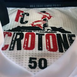 Dettaglio stampa collo, maglia Crotone away