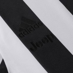 Sponsor adidas e Jeep in nero, maglia Juventus