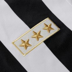 Le 3 stelle dorate ricamate sul petto, maglia Juventus celebrativa