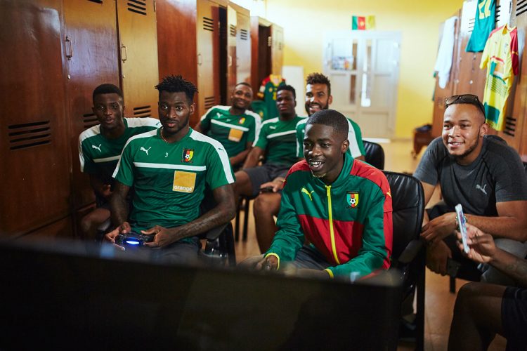 MHD con i calciatori del Camerun