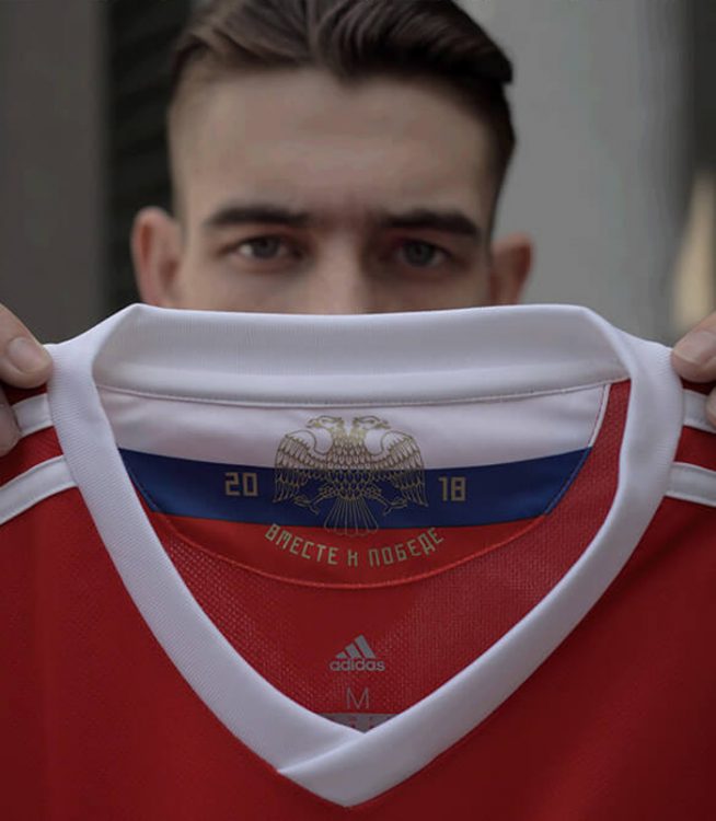 Il dettaglio all'interno del colletto della maglia della Russia per i mondiali 2018