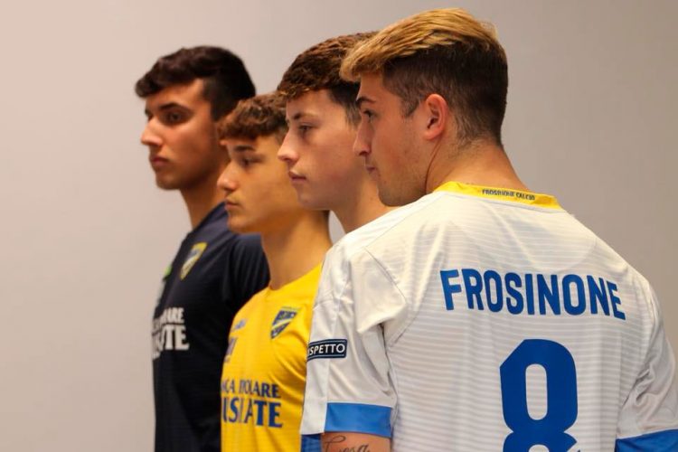 Righine orizzontali sulle maglie del Frosinone