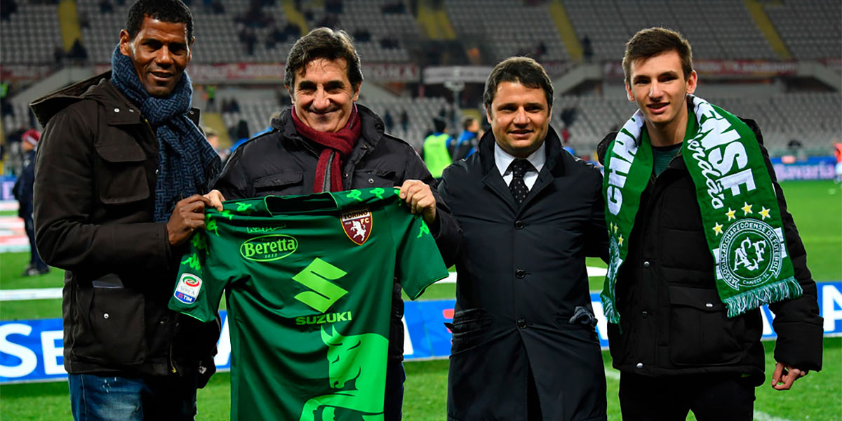 Cairo con la maglia verde del Torino per la Chapecoense