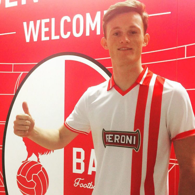 Liam Henderson con la maglia del Bari per i 110 anni