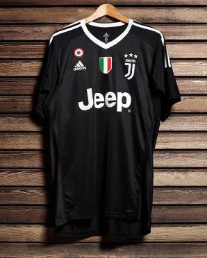 Juventus 2017-2018, Maglia "Black Edition" Gianluigi Buffon, fronte