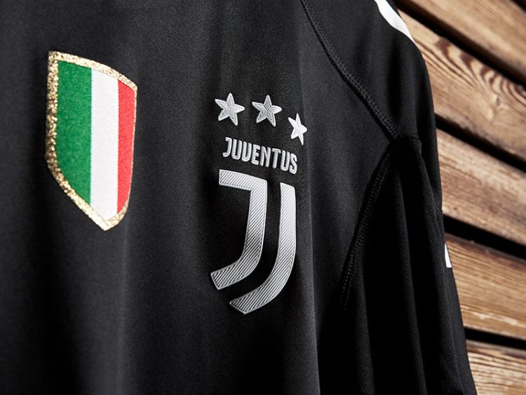 Dettaglio stemma Juventus, maglia "Black Edition" Gianluigi Buffon