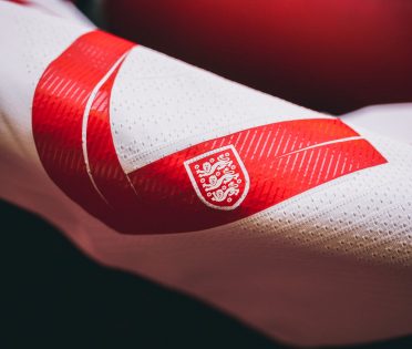 Dettaglio del numero rosso con lo stemma della FA