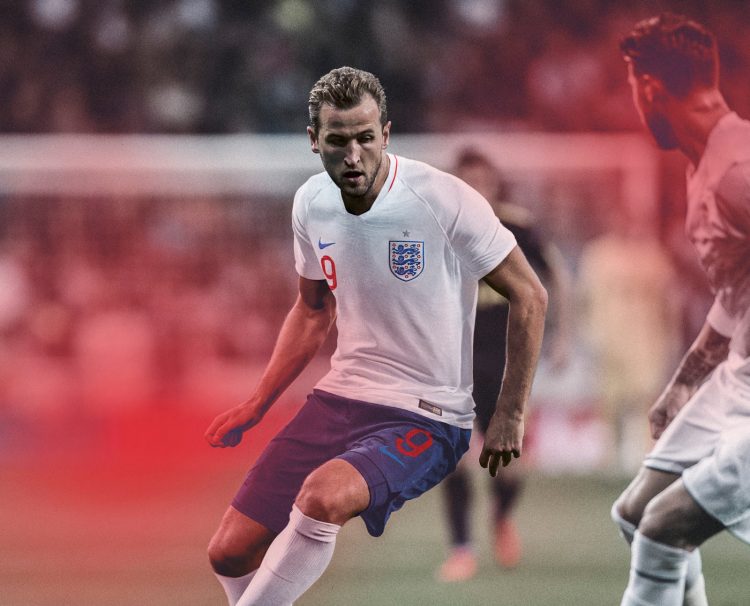 Kane con la nuova divisa dell'Inghilterra 2018