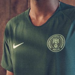 Stemma verde NFA Nigeria su maglia away