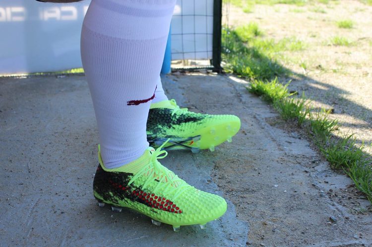 Le scarpe Puma Future indossate ai piedi