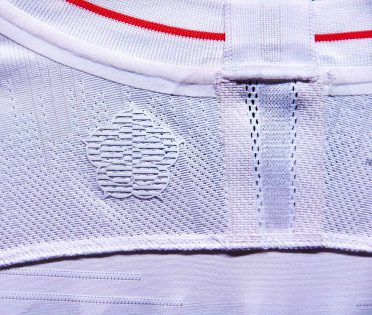 Rosa Tudor ricamata all'interno del collo