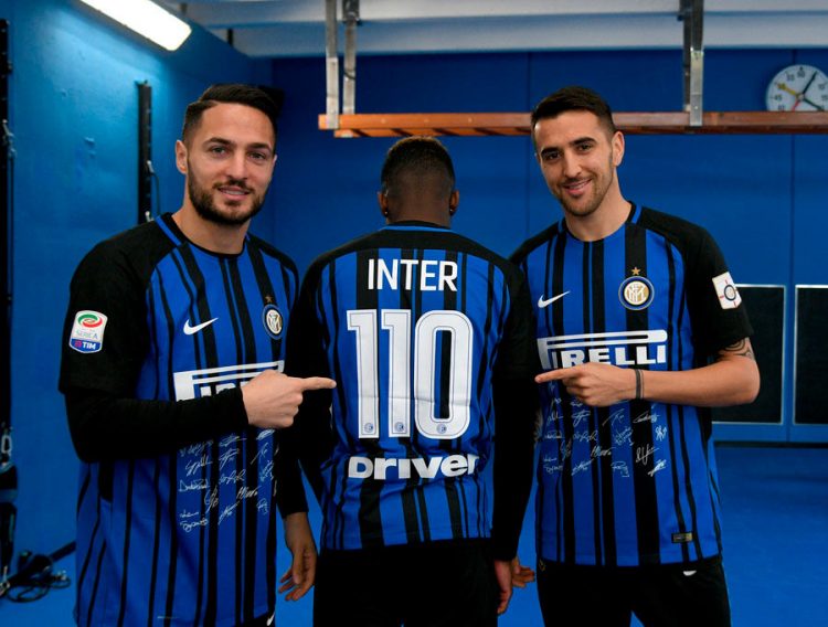 I calciatori nerazzurri con la maglia speciale dei 110 anni