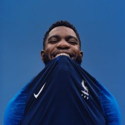 Umtiti addenta la nuova maglia della Francia