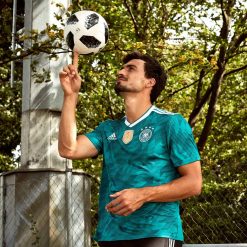 Hummels, il pallone dei Mondiali 2018 e la maglia della Germania