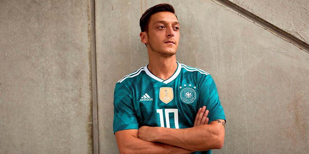 Ozil con la maglia away della Germania peri i Mondiali 2018