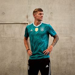 Toni Kroos con la maglia della Germania 2018 verde