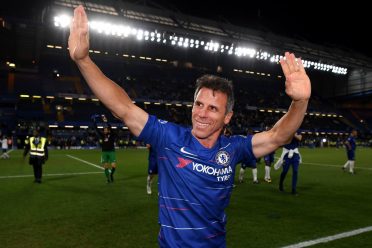 Gianfranco Zola con la nuova maglia del Chelsea 2018-2019