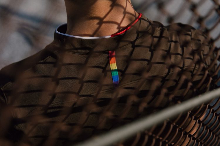 Colori arcobaleno sul retro del collo, maglia St. Pauli