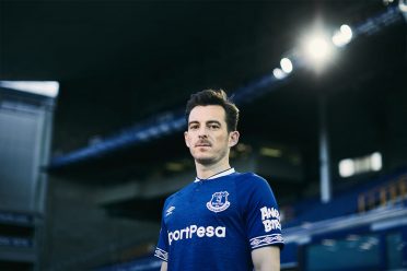 Baines veste la divisa dell'Everton 2018-19