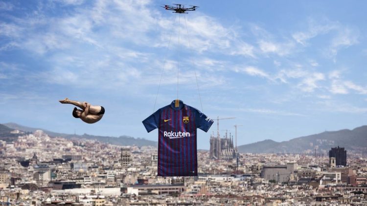 La maglia del Barcellona appesa al drone con lo sfondo della città