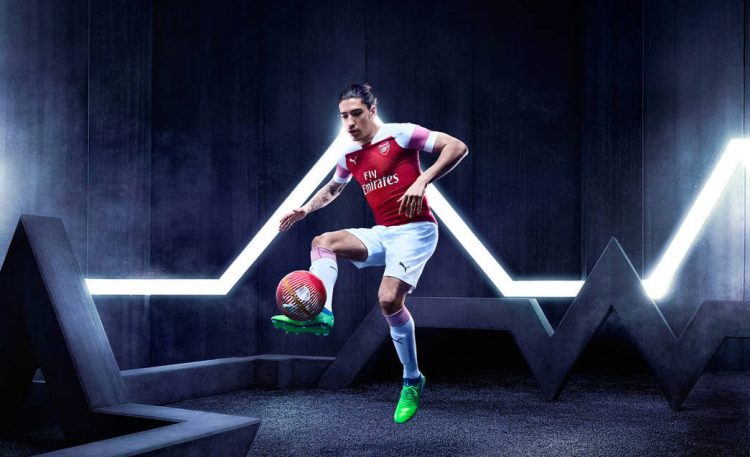Bellerin con la nuova divisa dell'Arsenal 2018-2019