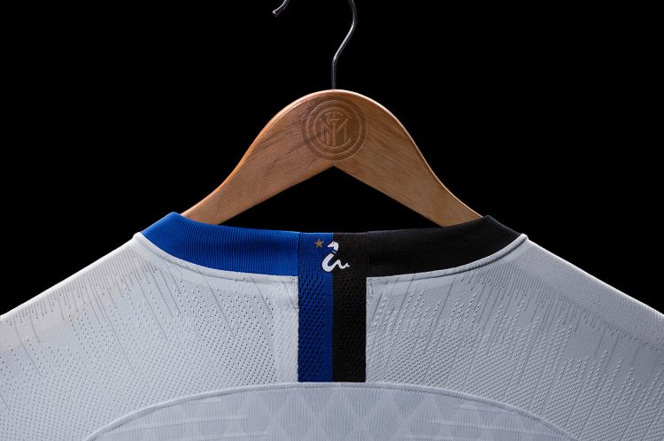 Biscione sul colletto, maglia Inter away
