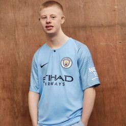I ragazzi di Manchester posano con la maglia del City