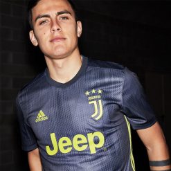 Dybala con la terza maglia della Juventus grigia