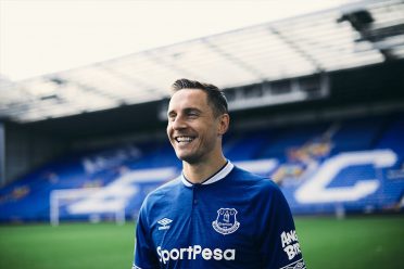 Jagielka con la prima maglia dell'Everton 2018-19