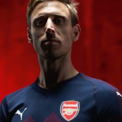 Nacho Monreal con la maglia away dell'Arsenal