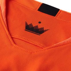 La corona all'interno del collo, maglia Olanda